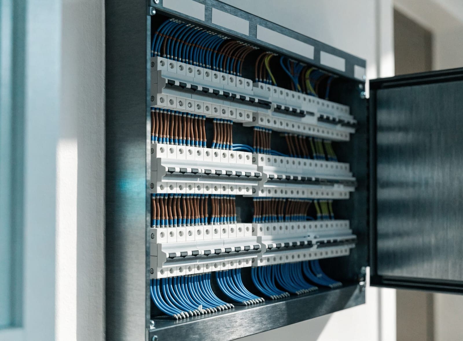 Nieuwe antraciet groepenkast met strak gekamde bedrading en meerdere rijen installatieautomaten